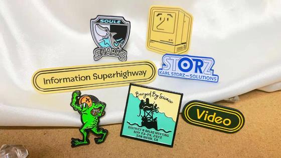 kaufen 1.5 Zoll weiches Emaill-Lapel-Pin Custom Zinklegierung-Pin-Abzeichen für Branding und Veranstaltungen online manufacture
