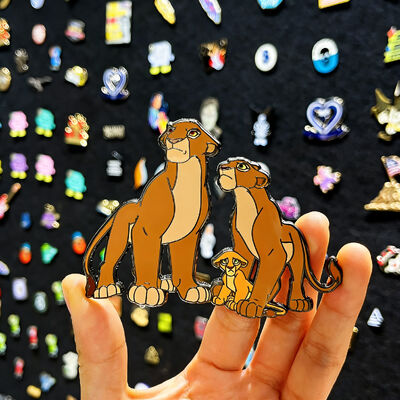 kaufen Individuelle Emaille-Pins – Weiche/Harte Oberfläche mit Glitzer & UV-Druck – Niedliche Cartoon-Anime-Logo-Abzeichen online manufacture