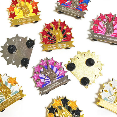 kaufen Individuell gestaltete Hart- oder Weich-Emaille-Anstecknadel mit Glitzer, UV-Druck und süßem Anime-Cartoon-Logo. online manufacture