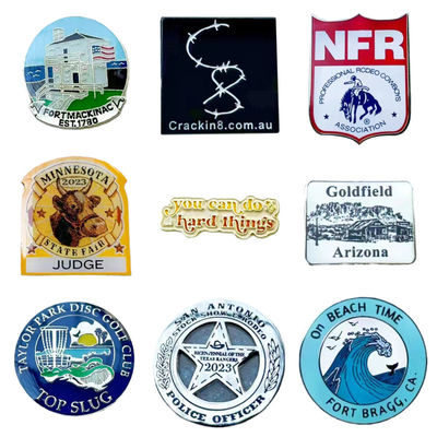 Ein guter Preis. Individuelle Hartemaille-Anstecknadeln mit individuellem Logo für Corporate Branding Online