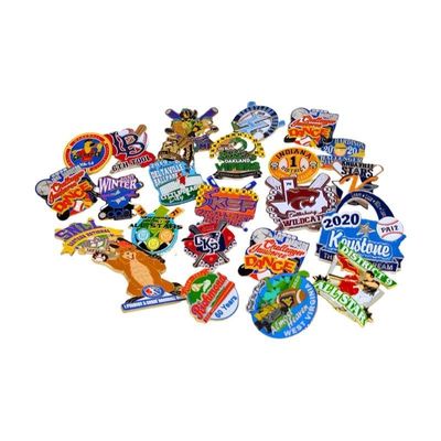 Ein guter Preis. Individuelle Metall-Anstecknadeln mit Hart- und Weich-Emaille und individuellem Logo-Design Online