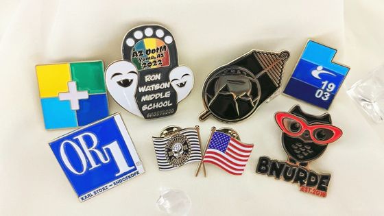 1.5mm - 2mm Custom Lapel Pins Goldbeschichtung Hart weich Spinner Pins für Unterhaltung