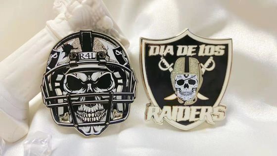 Schwarze Schädel Custom Lapel Pins Ename Metallkleidung Pins 1,5 - 2,5 Zoll