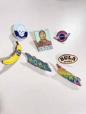 Ein guter Preis. Custom Soft Enamel Lapel Pin mit 1,5 mm Dicke und Schmetterlingskupplung für Geschäftsgeschenke Online