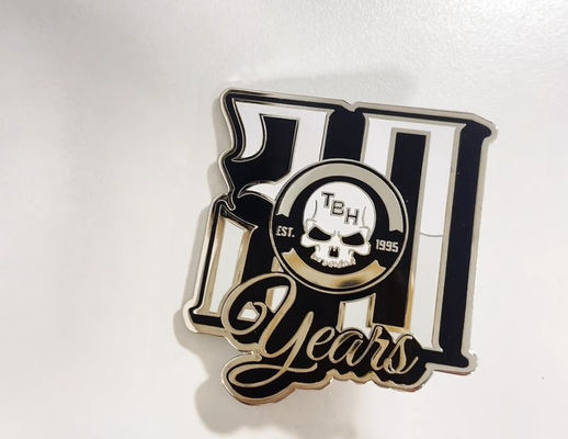 Ein guter Preis. Custom Hard Enamel Lapel Pins mit 1,5 mm Dicke und Schmetterlingskupplung für Geschäftsgeschenke Online