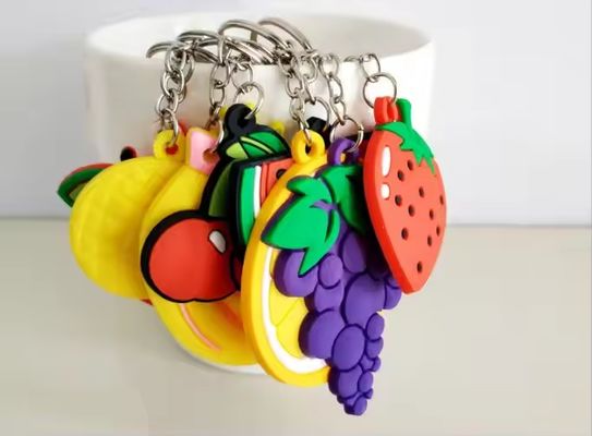 Kundenspezifischer, elastischer, weicher, haltbarer, niedlicher PVC-Geschenk-Schlüsselanhänger mit Metallring, Erdbeere, Apfel, Ananas, Wassermelone, Orange, Obst