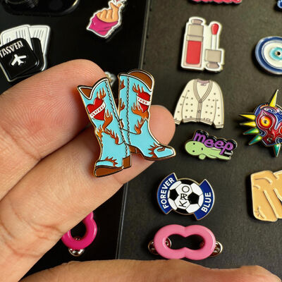 Ein guter Preis. Individuelle Metall-Handy-Aufkleber – Einzigartiges Souvenir-Anhänger-Abzeichen-Design für Handy-Dekoration Online