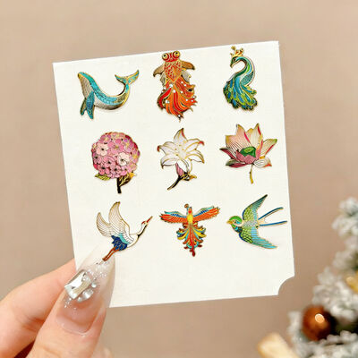 Ein guter Preis. Massenbestellungen für Lapel-Stifte ¥ China Hersteller ¥ Leere Metallhandwerke mit weichem/hartem Emaillein und Zeichentrickmuster Online