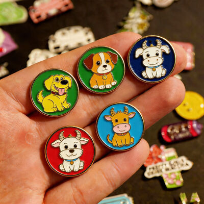 Individuelle Metall-Soft-/Hartemaille-Anstecknadeln mit Ihrem Logo für Kleidung, Hüte, Taschen und Großhandel.