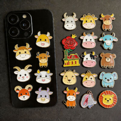 Individuell gravierte arabische Soft-Emaille-Aufkleber und Stadtabzeichen für Handy-Dekoration und kulturelle Geschenke.