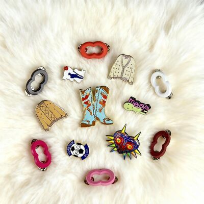 Ein guter Preis. Custom Design Lapel Pins mit harter/weicher Emaillinie und UV-Druck für die Markierung Online