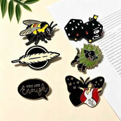 Ein guter Preis. Fabrik-Direkt-Anime-Spiel-Charakter Merch Gold-Metall-Brosche Harter Emaillenstift mit UV-Druck Moderne Emaillenstift Online