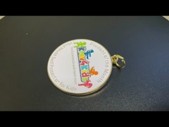 Weichem Emailleinbau mit vergoldeter Medaille