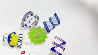 Individuelle Emaille-Pins für Ihre Marke