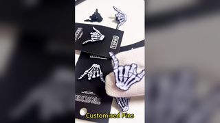 Machen Sie sich selbst einen funkelnden Emaillinnenstift mit weichen oder harten Oberflächen, UV-Druck und entzückendem Zeichentrickdesign.